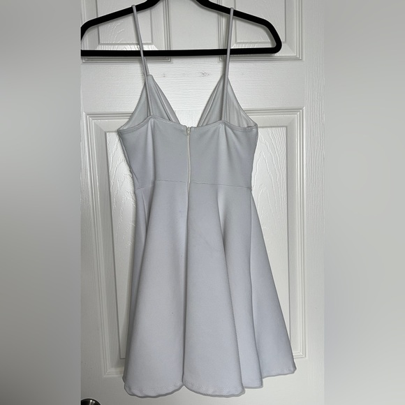 👗 White Micro-Ribbed Flounce Dress - Picture 3 of 4